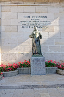 Epernay: Statue of Dom Perignon at Moet & Chandon House