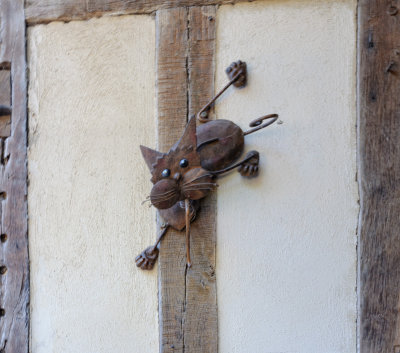 Troyes: Cat Sign