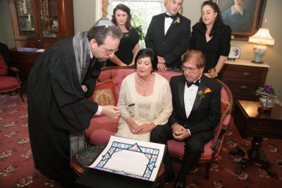 Rabbi Winokur signing the Ketubah