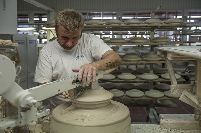 Manufactory: On the pottery wheel