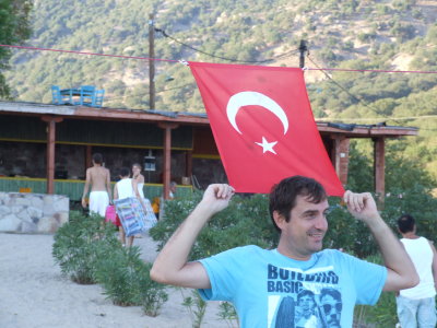 semadireke bayragi diktik.JPG