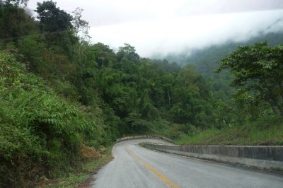 Steep curve en route to Ang Khang