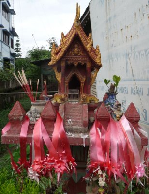 Spirit house with tigers, Fang