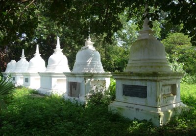 Small stupas - memorials (?)