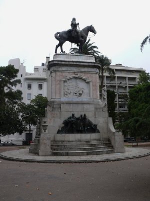 Another view of the statue in Plaza Zabala