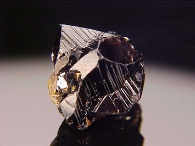 Cassiterite cyclic twin, 16 mm, Horni Slavkov (Schlaggenwald)/Karlovy Vary, Bohemia, Czech Republic.