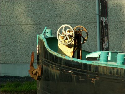 Péniche verte à manivelle.