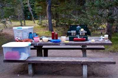 looks like a really cluttered kitchen