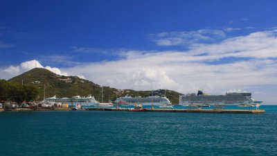 NCL Sun (center) in St Thomas