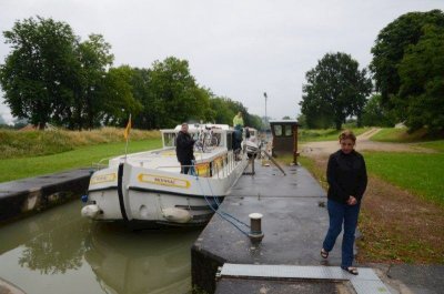 Guiding the barge into the locks