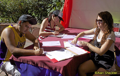 Nikki signs in volunteers