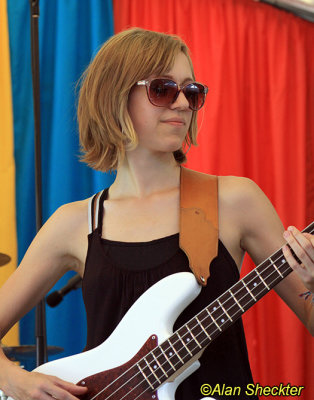 Locura bass player