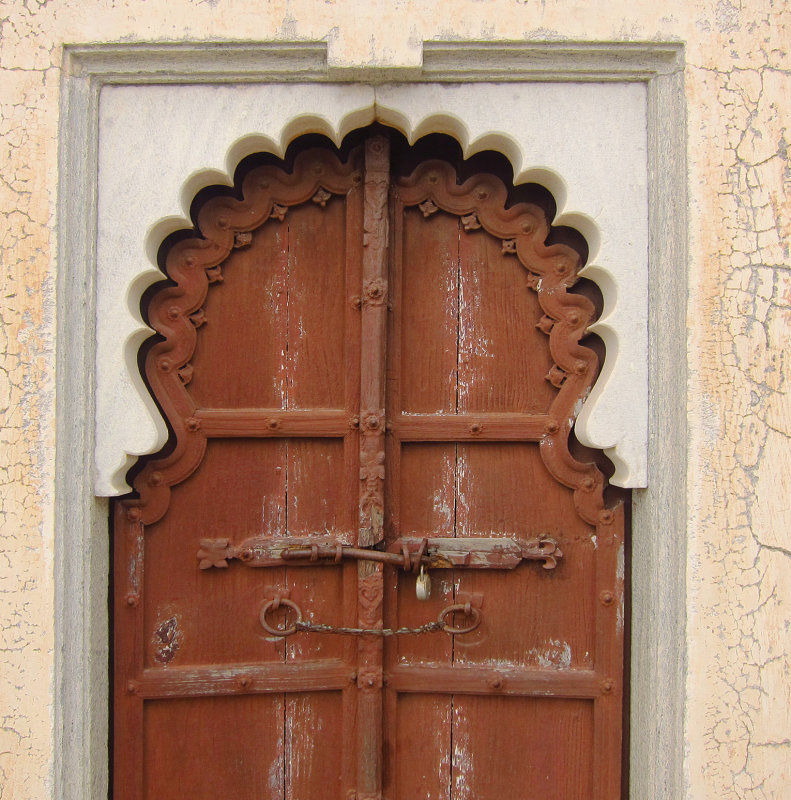 03 Typical door like on our hotel room, but its in the Maharanis wing at the top, so the frame is much fancier.JPG