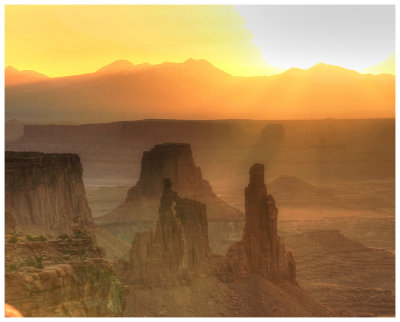 Canyonlands - Sunrise over Washer Woman Arch