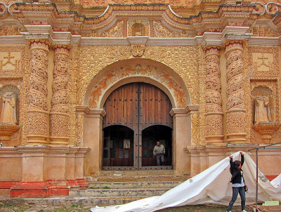 Santo Domingo: setting up market stall 2759