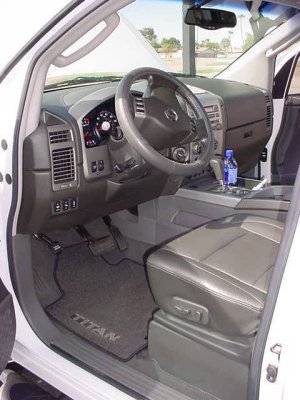 2005 Nissan 4x4 LEdrivers open door