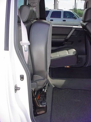 2005 Nissan 4x4 LEfold up rear seats