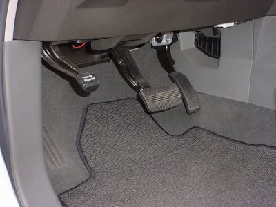 2005 Nissan 4x4 LE<br>adjustable pedals
