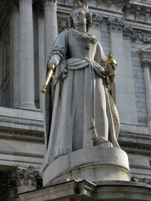 Queen Anne Statue in front of St.Pauls Cathedral