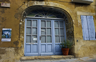Mnerbes, blue window