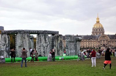 Sacrilge de Jeremy Deller - Stonehenge  Paris - FIAC 2012 sur l'esplanade des Invalides - 7625