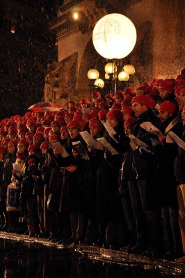 La chorale de Nol des Super Rennes CANALSAT pour Vaincre la Mucoviscidose sur les marches de l'Opra sous la neige - 4036