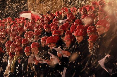 La chorale de Nol des Super Rennes CANALSAT pour Vaincre la Mucoviscidose sur les marches de l'Opra sous la neige - 4042