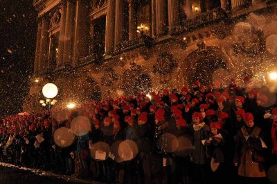 La chorale de Nol des Super Rennes CANALSAT pour Vaincre la Mucoviscidose sur les marches de l'Opra sous la neige - 4045