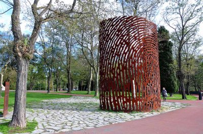 La Huella, modern sculpture by Juanjo Novella, Artxanda hill - 8594