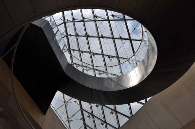 escalier de la pyramide du Louvre - 7775