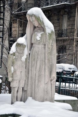 Snow in Paris, Monument aux morts devant la mairie de Paris 15e - 1272