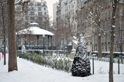 Snow in Paris, square Adolphe Chérioux - 1282