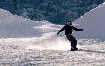 Snowboarder preparing a jump in the Snowpark