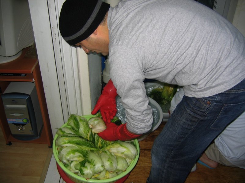 Making Kimchi at Yuns Dec10th 2005 013.jpg