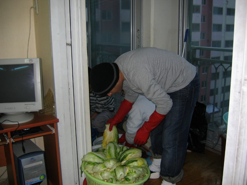 Making Kimchi at Yuns Dec10th 2005 017.jpg