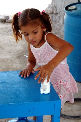 La Mesita Azul includes a safe water storage container and hand pump