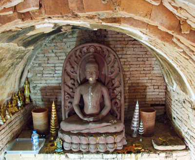 Buddha in tunnel, parallel to outside