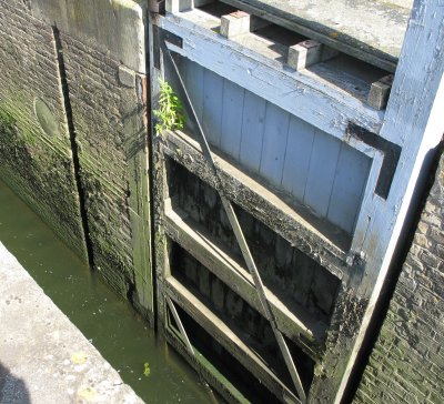 Lower gate of the skiff lock.