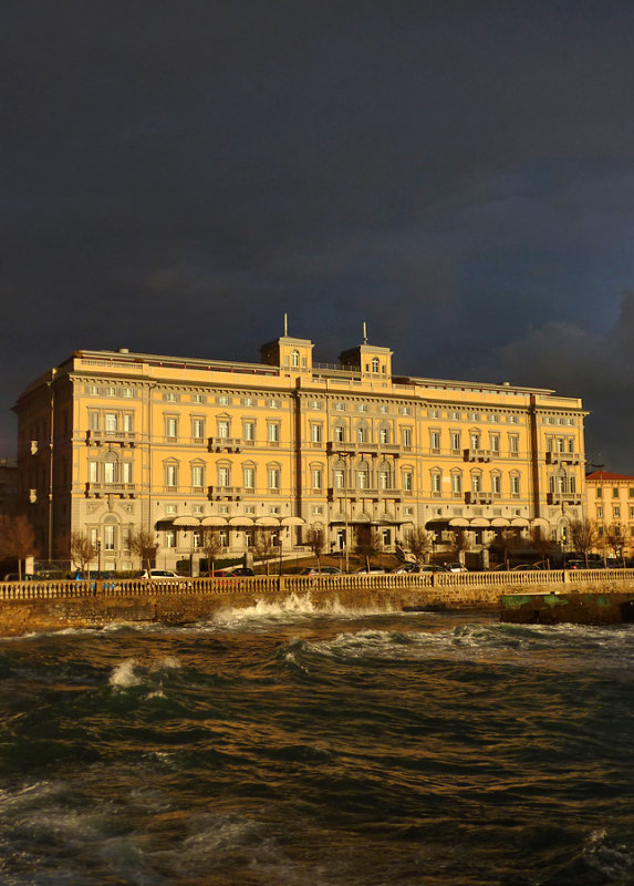 Hotel Palazzo in un giorno di tempesta -Palace Hotel in a stormy day
