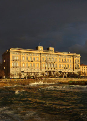 Hotel Palazzo in un giorno di tempesta -Palace Hotel in a stormy day