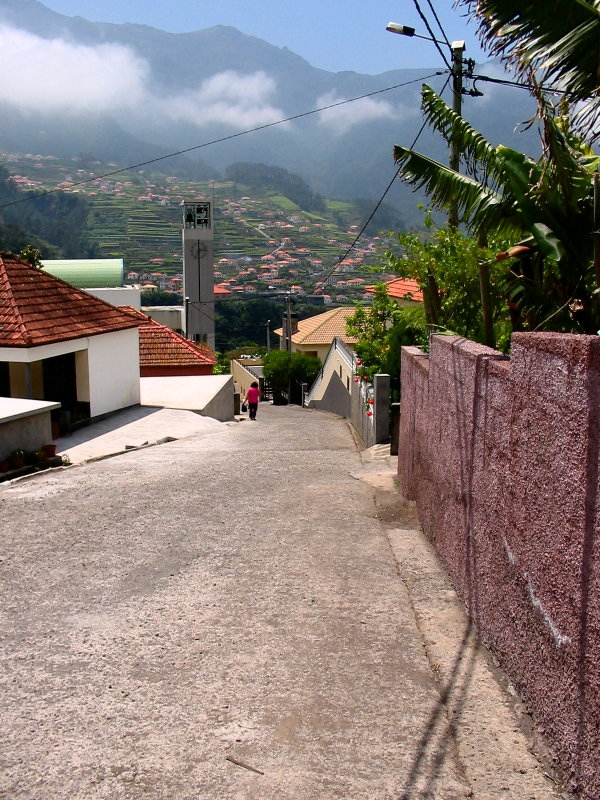 Driveway going down from Solar da Bica