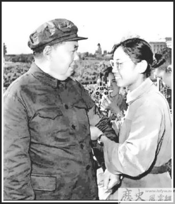 宋彬彬1966年8月18日毛澤東戴上紅衛兵袖章.jpg