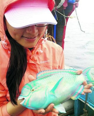 美女驢友與蘇眉.jpg