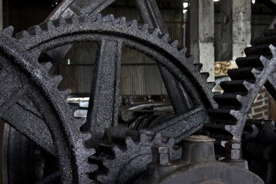 23.  Gears that drive the cane crushers to extract the juice.