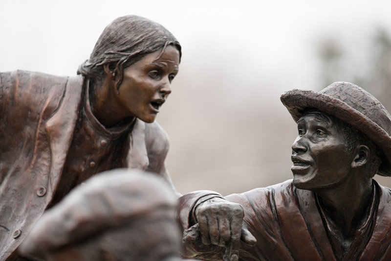 freedom_crossing_monument_dedication