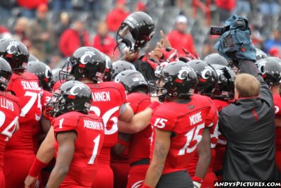 Cincinnati Bearcats huddle
