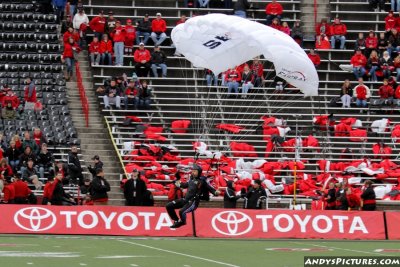 Skydivers at the Syracuse-Cincinnati game