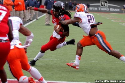 Cincinnati Bearcats QB Munchie Legaux