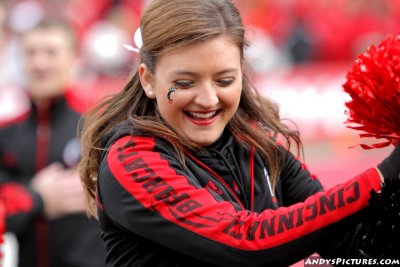 Cincinnati Bearcats cheerleader