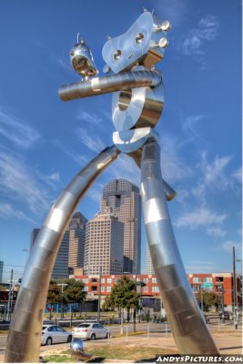 Walking Tall sculpture and Dallas Skyline